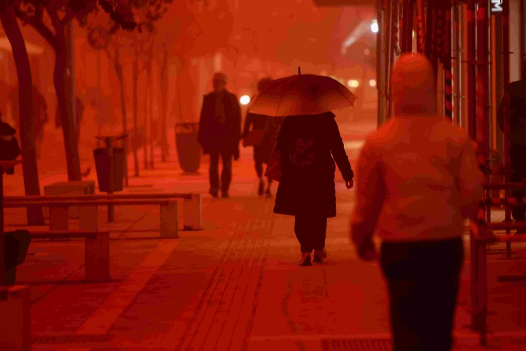 Το διαδίκτυο “γλέντησε” την αφρικανική σκόνη – Οι καμήλες “βγήκαν βόλτα”, vid