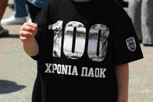 «Όμως ακόμα εγώ εδώ πιστά»: Η συγκινητική μίνι-ταινία με τον μικρό Σοφοκλή για τα 100 χρόνια ΠΑΟΚ