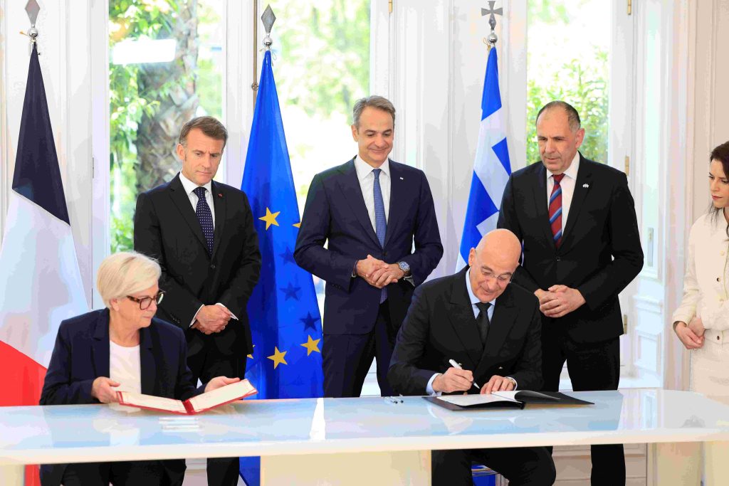 Ο Ν. Δένδιας και η Γαλλίδα ομόλογός του, υπέγραψαν την ανανέωση της συμφωνίας Ελλάδας – Γαλλίας