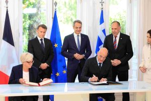 Ο Ν. Δένδιας και η Γαλλίδα ομόλογός του, υπέγραψαν την ανανέωση της συμφωνίας Ελλάδας – Γαλλίας