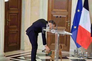 Ο Εμανουέλ Μακρόν γνώρισε και τον Πίνατ…τον σκύλο του Μαξίμου – ΦΩΤΟ