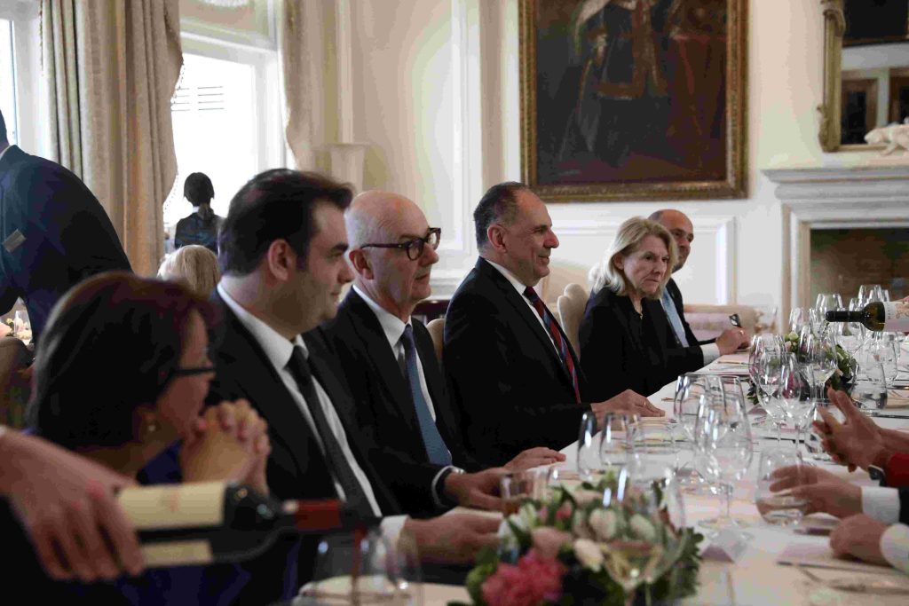 Επίσημο γεύμα προς τιμήν της γαλλικής αντιπροσωπείας παρέθεσε ο ΥΠΕΞ Γ. Γεραπετρίτης