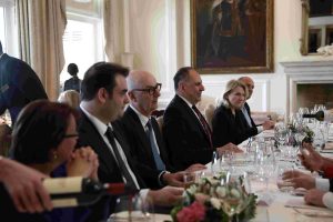 Επίσημο γεύμα προς τιμήν της γαλλικής αντιπροσωπείας παρέθεσε ο ΥΠΕΞ Γ. Γεραπετρίτης