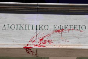 Τρεις συλλήψεις για την επίθεση, χθες βράδυ, στο Διοικητικό Εφετείο Αθηνών