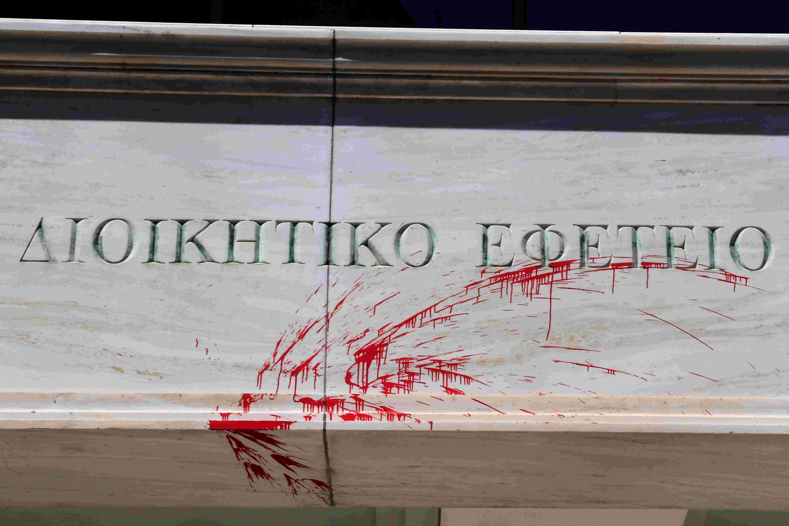 Eπίθεση στο Διοικητικό Εφετείο Αθηνών, από ομάδα αγνώστων που προκάλεσε εκτεταμένες φθορές στην κεντρική είσοδο του κτιρίου, χρησιμοποιώντας βαριοπούλες και μπογιές, Κυριακή 26 Απριλίου 2026. (ΓΙΩΡΓΟΣ ΚΟΝΤΑΡΙΝΗΣ/EUROKINISSI)