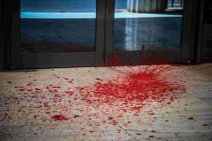 Επίθεση αγνώστων στο Διοικητικό Εφετείο Αθηνών με βαριοπούλες και μπογιές