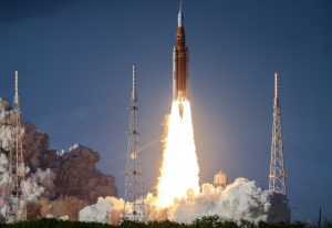 Απίθανο ΒΙΝΤΕΟ έγινε viral: Η εκτόξευση του Artemis II καταγράφηκε από επιβάτη αεροπλάνου!