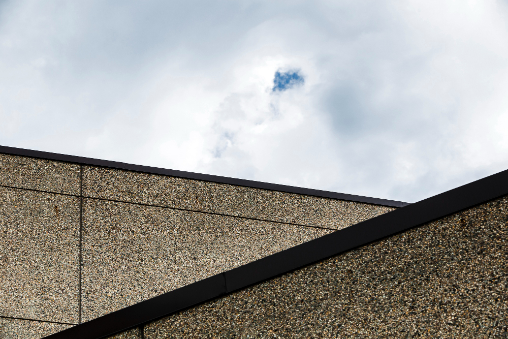 Σοκαριστικό ΒΙΝΤΕΟ: Παλεύουν να σώσουν κοπέλα από την αυτοκτονία και εκείνη αντιστέκεται