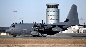 Πρωτοφανές: Εισέβαλε σε αεροδρόμιο και προξένησε ζημιές σε αμερικανικό μεταγωγικό, vid