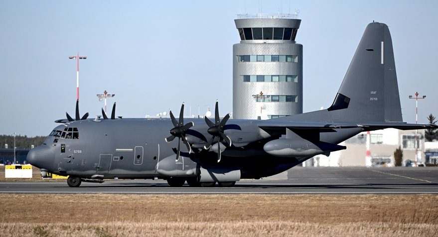 Πρωτοφανές: Εισέβαλε σε αεροδρόμιο και προξένησε ζημιές σε αμερικανικό μεταγωγικό, vid