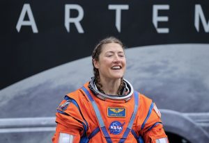 Η στιγμή που η αστροναύτης Christina Koch επιστρέφει σπίτι και η αντίδραση του σκυλιού της! (Vid)