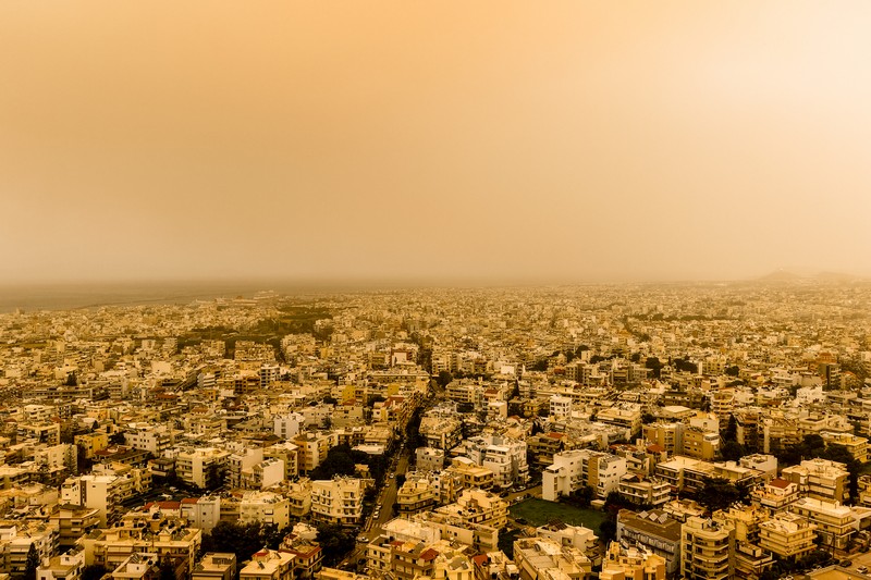 Απόκοσμες εικόνες από τον ουρανό που «βάφτηκε» πορτοκαλί στην Κρήτη – ΒΙΝΤΕΟ