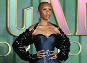 Η Σίνθια Ερίβο διέκοψε την παράστασή της στο Γουέστ Εντ όταν αντιλήφθηκε θεατή να βιντεοσκοπεί