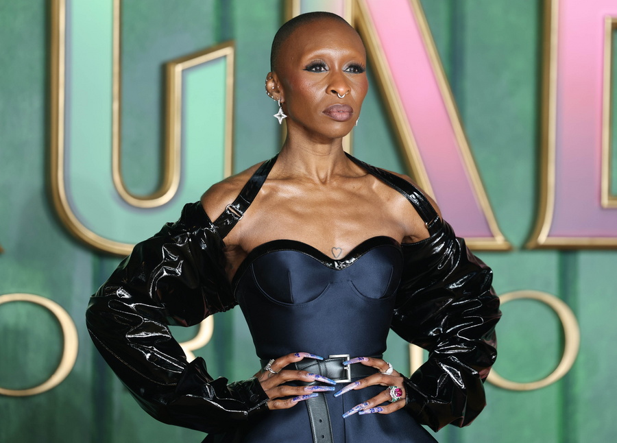 Η Σίνθια Ερίβο διέκοψε την παράστασή της στο Γουέστ Εντ όταν αντιλήφθηκε θεατή να βιντεοσκοπεί