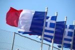 Ελληνικές και γαλλικές σημαίες ανεμίζουν