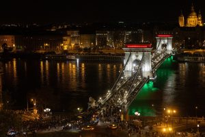 «Ρώσοι πηγαίνετε σπίτι», φωνάζουν νεαροί Ούγγροι μετά την ήττα Όρμπαν, vid