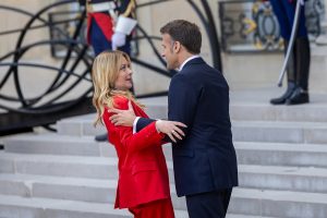 Μία ακόμη αμήχανη στιγμή Μελόνι – Μακρόν έγινε viral (BINTEO)