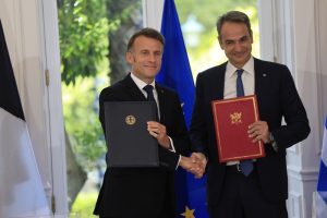 Ποιές είναι οι 9 συμφωνίες που υπέγραψαν… περιχαρείς οι Μητσοτάκης-Μακρόν