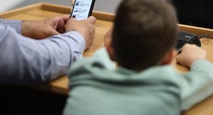 «Μπλόκο» στα social media για τους κάτω των 15 ετών και στο βάθος σύνδεση με την ευρωπαϊκή ψηφιακή ταυτότητα!