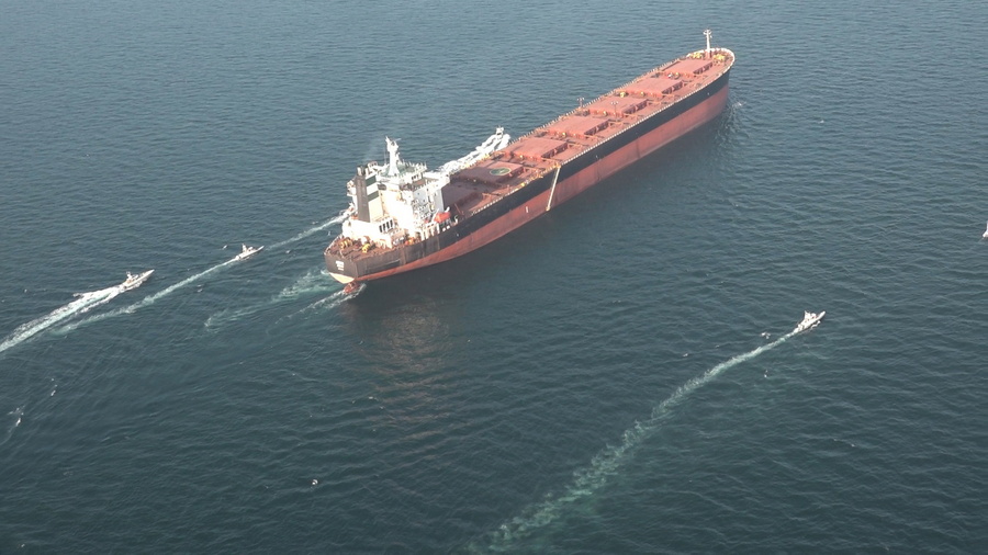 Στενά Ορμούζ: Όλοι λένε πως αναζητούν «λύση», αλλά ο φόβος παραμένει