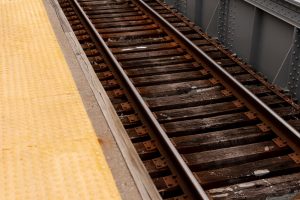 Σοκαριστικό ΒΙΝΤΕΟ: Επιβάτης έσπρωξε ελεγκτή έξω από τρένο