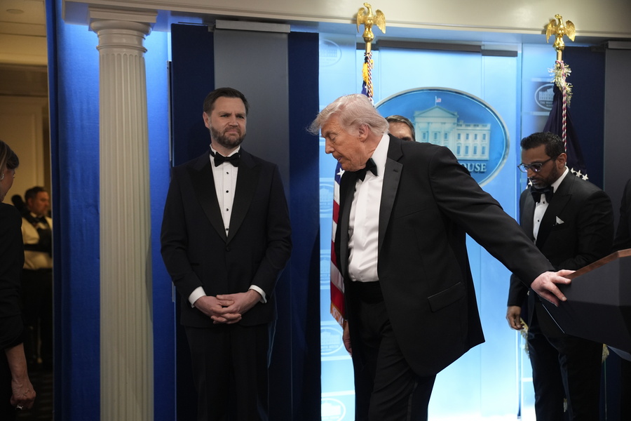 Οι στιγμές πανικού από εισβολή ενόπλου σε αίθουσα που ήταν ο Τραμπ: «Εν δυνάμει δολοφόνος», vid