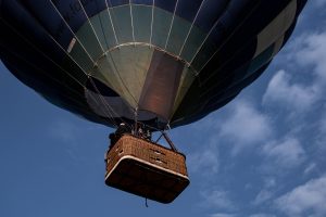 Δεν πίστευαν στα μάτια τους: Βγήκαν στην αυλή τους και αερόστατο έκανε… αναγκαστική προσγείωση (Vid)