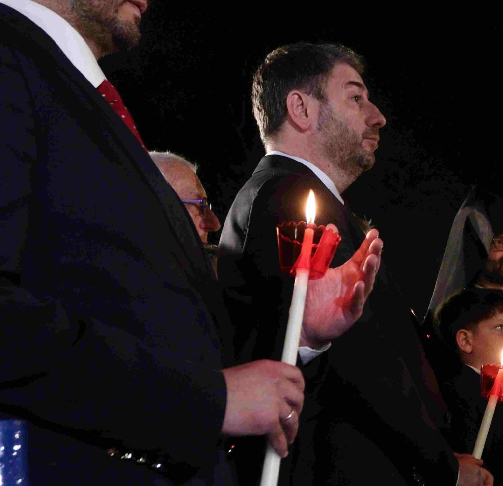 Ο Ανδρουλάκης έστειλε ευχές με τον γιο του κρατώντας ένα πράσινο… αυγό με το λογότυπο του ΠΑΣΟΚ