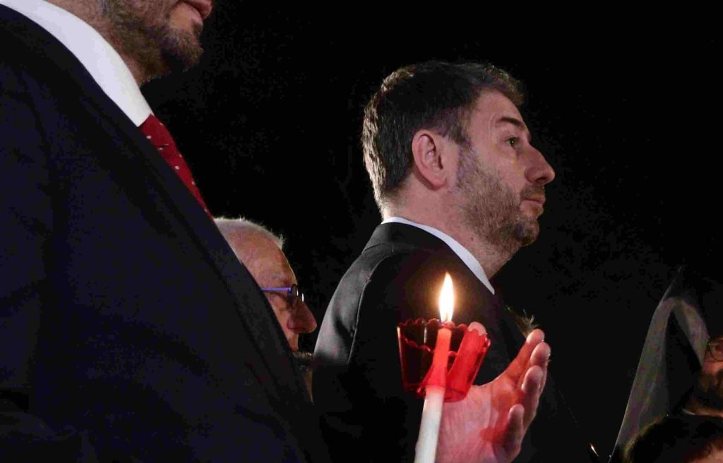 Ο Ανδρουλάκης έστειλε ευχές με τον γιο του κρατώντας ένα πράσινο… αυγό με το λογότυπο του ΠΑΣΟΚ