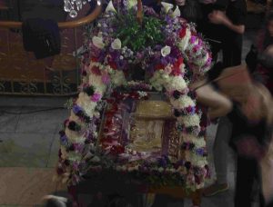 Θεσσαλονίκη: Σε κλίμα κατάνυξης η πρώτη περιφορά Επιταφίου από τον Άγιο Μηνά