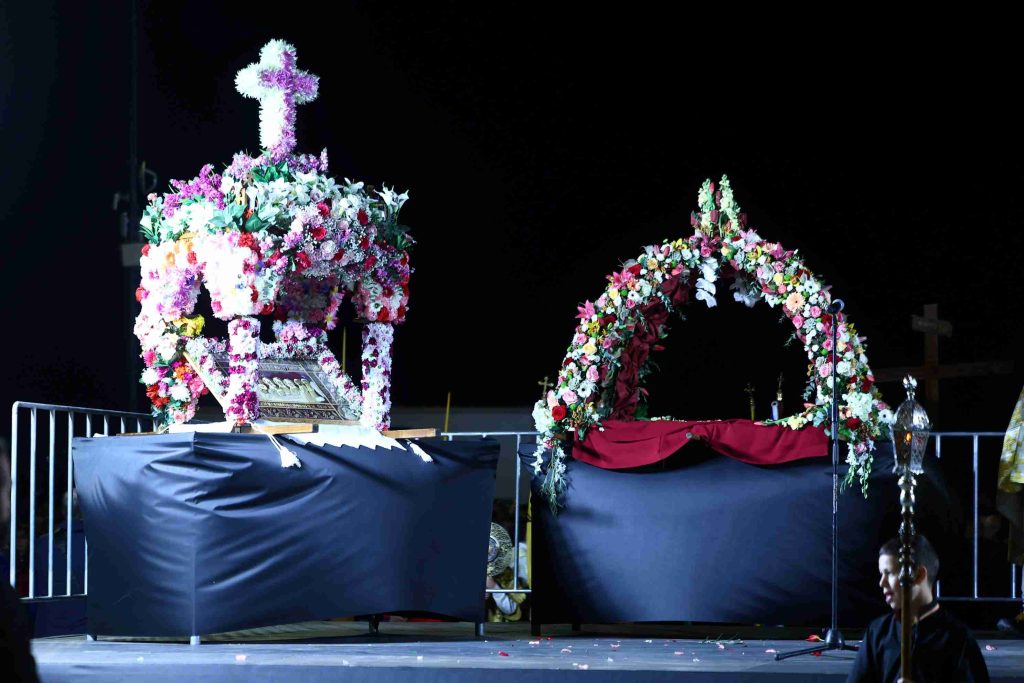 Θεσσαλονίκη: Αντάμωσαν και φέτος πέντε Επιτάφιοι στην πλατεία Αριστοτέλους, vid