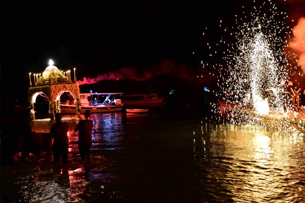 Τολό Αργολίδας: Αναβίωσε και φέτος το έθιμο της περιφοράς του επιταφίου μέσα στη θάλασσα, vid