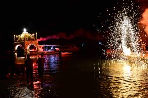 Τολό Αργολίδας: Αναβίωσε και φέτος το έθιμο της περιφοράς του επιταφίου μέσα στη θάλασσα, vid