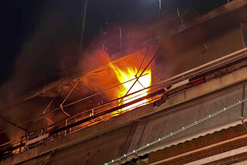 Δύο νεκροί μετά από φωτιά σε διαμέρισμα στον Κολωνό – Σε εξέλιξη οι έρευνες της Πυροσβεστικής