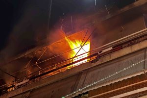 Δύο νεκροί μετά από φωτιά σε διαμέρισμα στον Κολωνό – Σε εξέλιξη οι έρευνες της Πυροσβεστικής