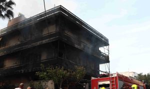 Υπό έλεγχο τέθηκε η πυρκαγιά σε κατάστημα με ανταλλακτικά αυτοκινήτων στο Ίλιον (Photos)