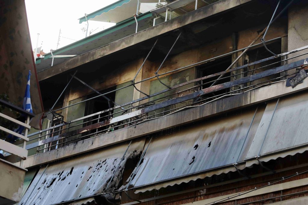 Τραγωδία στον Κολωνό μετά από φωτιά σε διαμέρισμα – Χωρίς τις αισθήσεις τους εντοπίστηκαν δύο άτομα