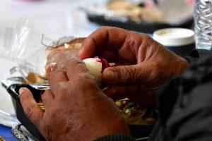 Λαμπριάτικα Γεύματα Αγάπης από τον δήμο Αθηναίων σε άστεγους και ευάλωτους πολίτες