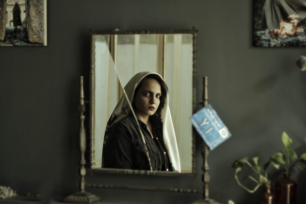 «Είμαστε ακόμα ζωντανοί»: Καλλιτέχνες αποτυπώνουν τη ζωή των Ιρανών