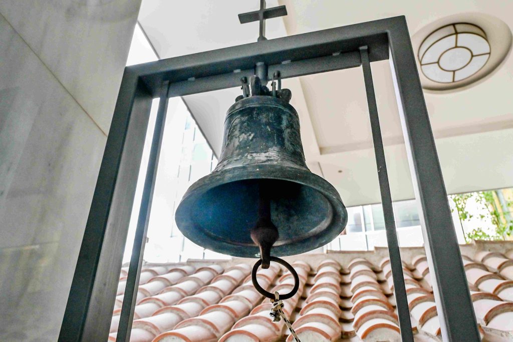 Εντυπωσίασε η Πρώτη Ανάσταση στη Χίο:  Ξεχώρισε και φέτος ο “ιπτάμενος ιερέας” – Δείτε βίντεο