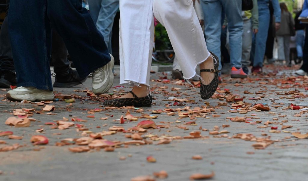 Ζάκυνθος: Η περιφορά του επιταφίου τα ξημερώματα και η ξεχωριστή Πρώτη Ανάσταση με το έθιμο του “σεισμού”, vid