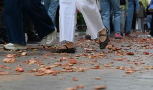 Ζάκυνθος: Η περιφορά του επιταφίου τα ξημερώματα και η ξεχωριστή Πρώτη Ανάσταση με το έθιμο του “σεισμού”, vid