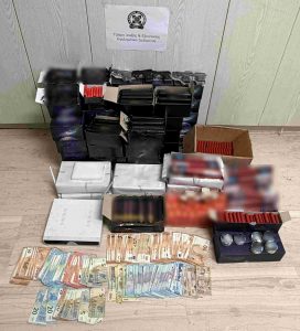 Σαλαμίνα: Κατασχέθηκαν πάνω από 2.000 κροτίδες και φωτοβολίδες – Πέντε συλλήψεις