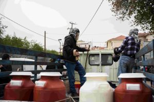 Στο «πόδι» η Λέσβος: Νέα κατάληψη από τους κτηνοτρόφους και στα 2 λιμάνια του νησιού έως αύριο