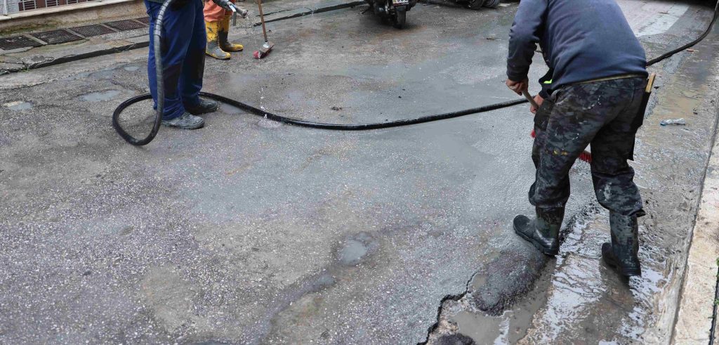 Τι λέει η Ελληνικό Μετρό ΑΕ για τη διαρροή «υγρού τσιμέντου» σε οδούς της Κυψέλης – Δείτε φωτογραφίες