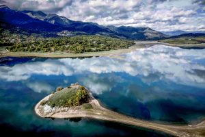 Τα άγνωστα σπήλαια που υπάρχουν περιμετρικά της λίμνης χαρτογραφεί ο Δήμος Λίμνης Πλαστήρα