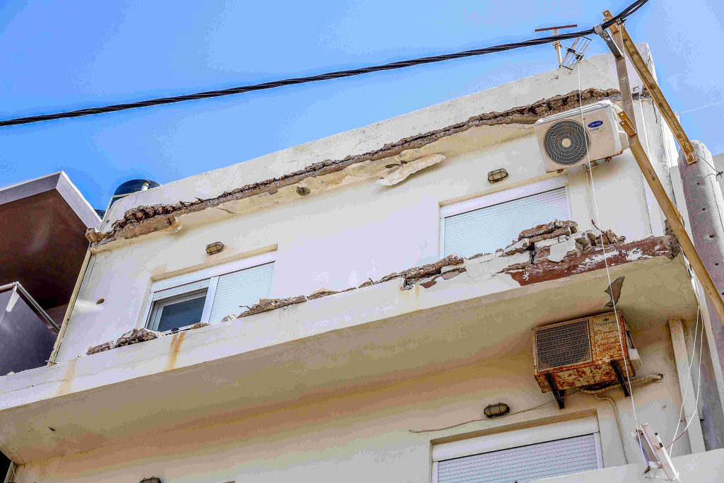 Τραγωδία στην Κόρινθο: Μπαλκόνι κατέρρευσε και καταπλάκωσε γυναίκα