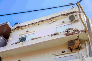 Θεσσαλονίκη: Αποκολλήθηκε τμήμα μπαλκονιού από κτίριο στο κέντρο της πόλης
