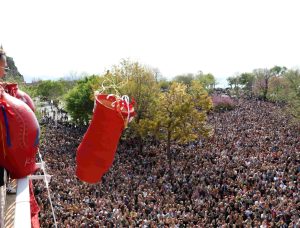 «Σεισμό» στην Κέρκυρα προκάλεσε για ακόμη μία χρονιά το εντυπωσιακό έθιμο των Μπότηδων, vid