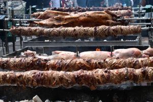 Άδεια η Αθήνα σήμερα αλλά στο Μοναστηράκι οι σούβλες “πήραν φωτιά” – ΦΩΤΟ